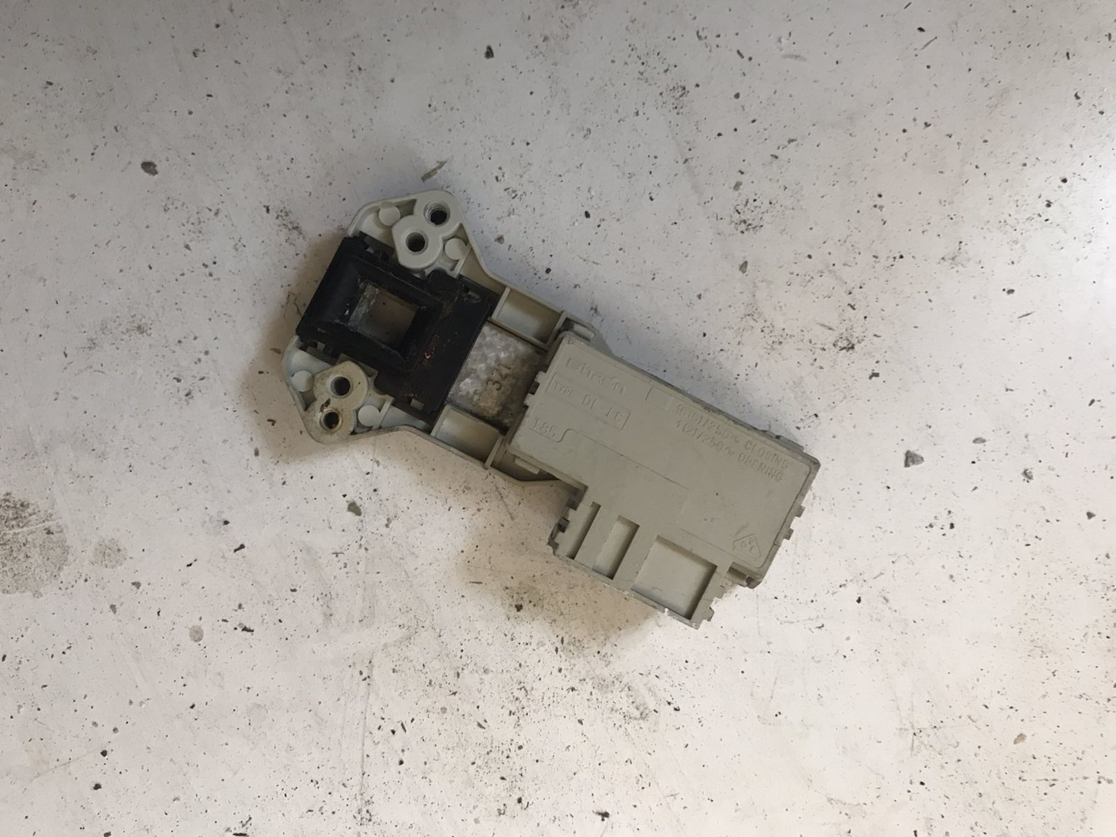 замок блокиратор люка indesit w84tx